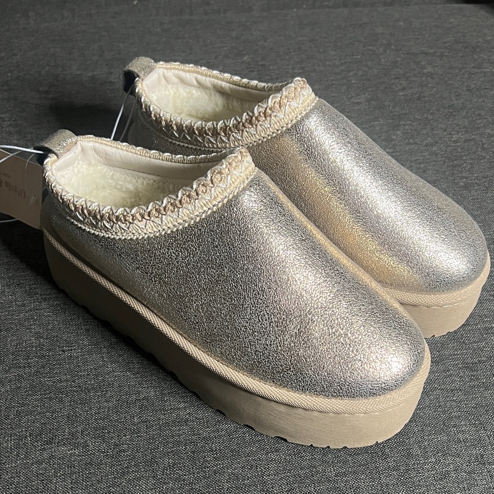 Chic Gold Platform Mules with Cream Trim Slip on